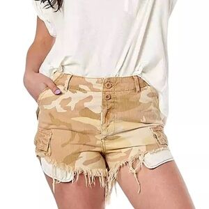 WE THE FREE Commando Light Camo Denim Cargo Utility Frayed Shorts Womens Size 0
